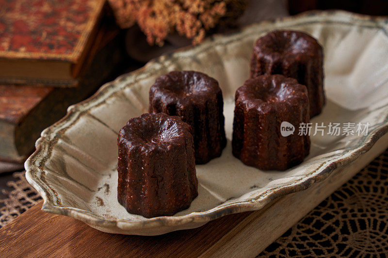 Traditional French baked goods: Canelé